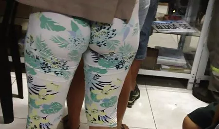 בחורה מדגמנת חצאית ותחתונים ומקבלת זיון אנאלי סרטי אונס חינם