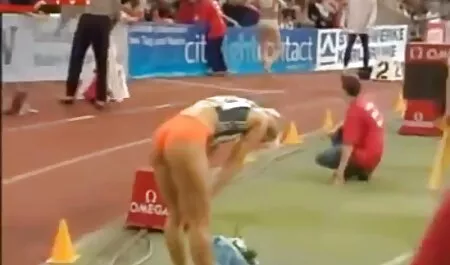 גנבים אנסו נערה סרט אירוטי עדין בביתה.
