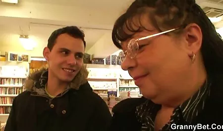 אחות צעירה סרטי פורנו לצפייה חינם דרכה על הזין של האח.