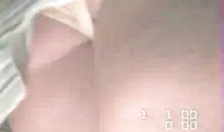 בחורים קשוחים פארטיפורנו מזיינים ילדה קטנה.