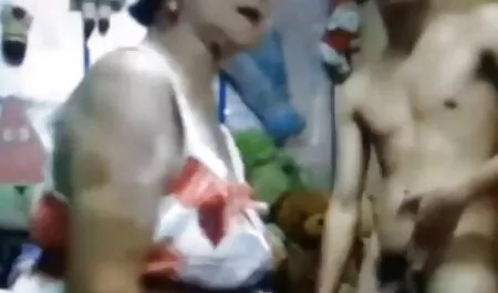 בחורה אסייתית סרטים לצפייה ישירה סק צעירה מפתה שני בחורים