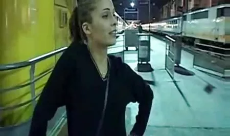 גבר שלא סרטיםפורנו מגולח, מכה באכזריות בבחור צעיר.