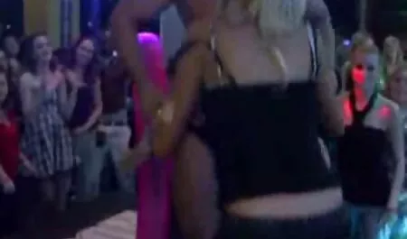 אמא שופעת אוכלת את הזין של סרטי סס חינם הבן.