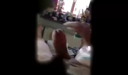 בחורה אוכלת, מלקקת סרטי סקס חינם ללא תשלום ביצים ומזדיינת.