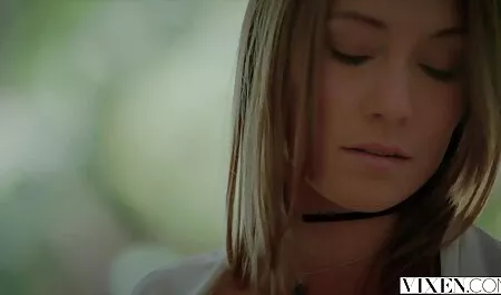 תינוק סרטי גייז באורך מלא ורזה בגרביים שונות.