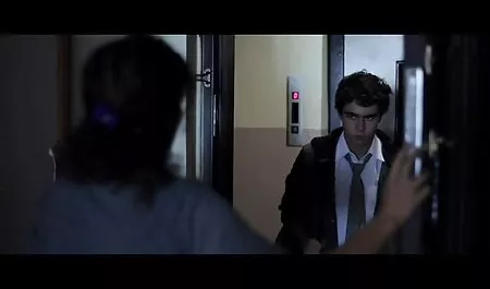 היא מאוננת במשרד ולוקחת סרטי גייז באורך מלא הכל למצלמה.