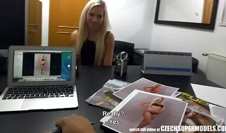 לסבית במשקפיים, כלבה עם סרטיםפונוגרפים גרביונים.