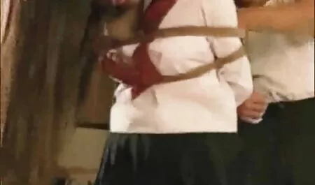 בחורה עם גרביונים על הספה. סרטי סקס במשפחה חינם