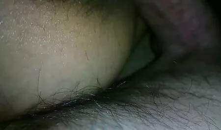 שחרחורת באמבטיה מחבקת את רגליה סרטים פנוגרפים ומוצצת זין.