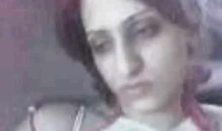 כשראתה עיסוי ג ' ינג ' סרטים לצפייה ישירה כחולים חינם י, החור צבע את שיערה.
