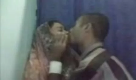 סגן הנשיא עוטף את סרטיםxnxx הזין שלו בלשונו.