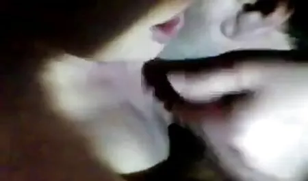 בחור צעיר ורענן בתחתונים ורודים מזדיין. סרטי סקס לצפיה חינם