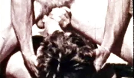 הילד מגרד ומרגל סרטים של סקס חינם על המכנסיים של אמא שלי.