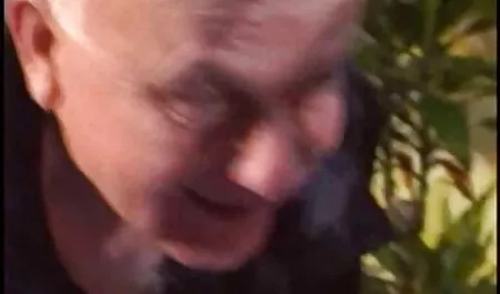 לטינית חמודה עם משקפיים נהיית כמו זונה עם פצע סרט כחול חינם