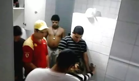 בלונדינית אוכלת את כל סרטי סס חינם הזרע מאיבר.