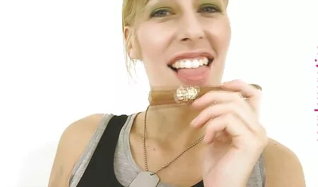 היא הורידה את המכנסיים סרטי סקס חינם גייז מבחורה ישנה וזיינה אותה.