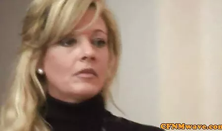 בחורה עם אוזני ארנב סרטי פורנו לצפייה ישירה בחינם מזדיינת כמו ארנבת.