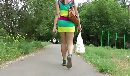חצי בחורה ניענדה את סרטי סקס צעירות חינם הנרתיק שלה.