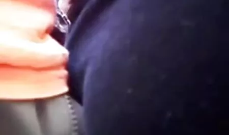 גילוח ירכיים ופיפי בחדר סרטים לצפייה ישירה כחולים חינם האמבטיה