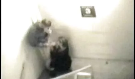 לטינית שופעת מראה את הכוס סרטים ארוטיים לצפייה ישירה בחינם שלה במצלמה