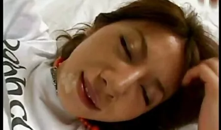 שתי לסביות ערומות סרטיםפונוגרפים מושפלות על השולחן.